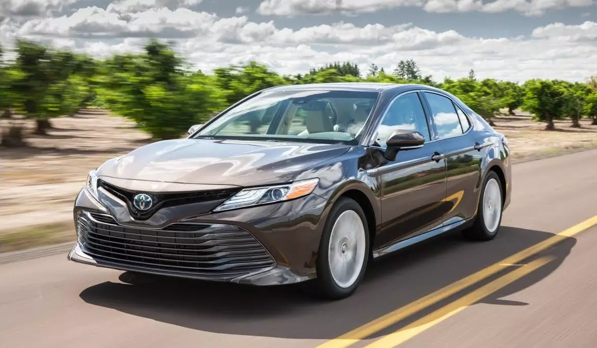 Toyota Camry Hybrid 2018 5-qhov chaw nres tsheb wagon