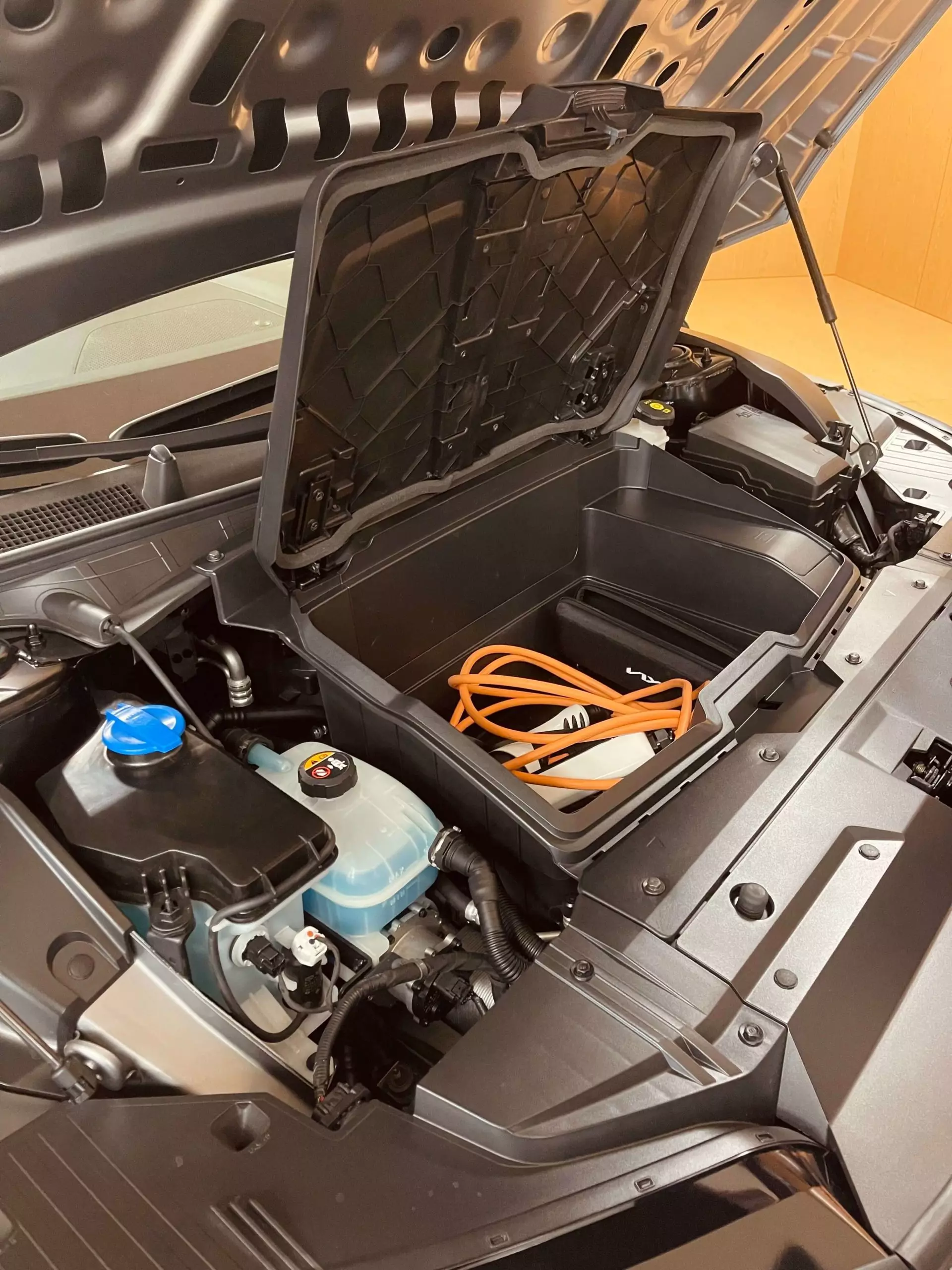 EV6 ट्रंक में 520 लीटर क्षमता प्रदान करता है, जिसमें फ्रंट हुड के तहत एक और 52 लीटर जोड़ा जाता है (या 4×4 संस्करण में 20 लीटर, क्योंकि सामने एक दूसरी इलेक्ट्रिक मोटर है)।