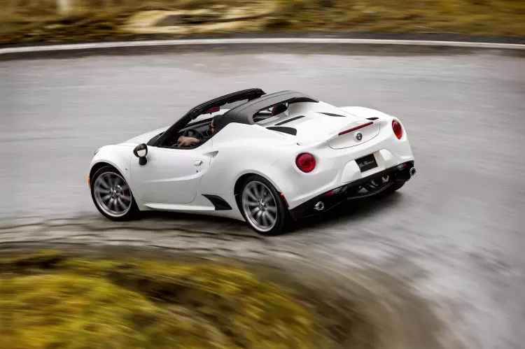 2015-alfa-romeo-4c-स्पायडर-83-1