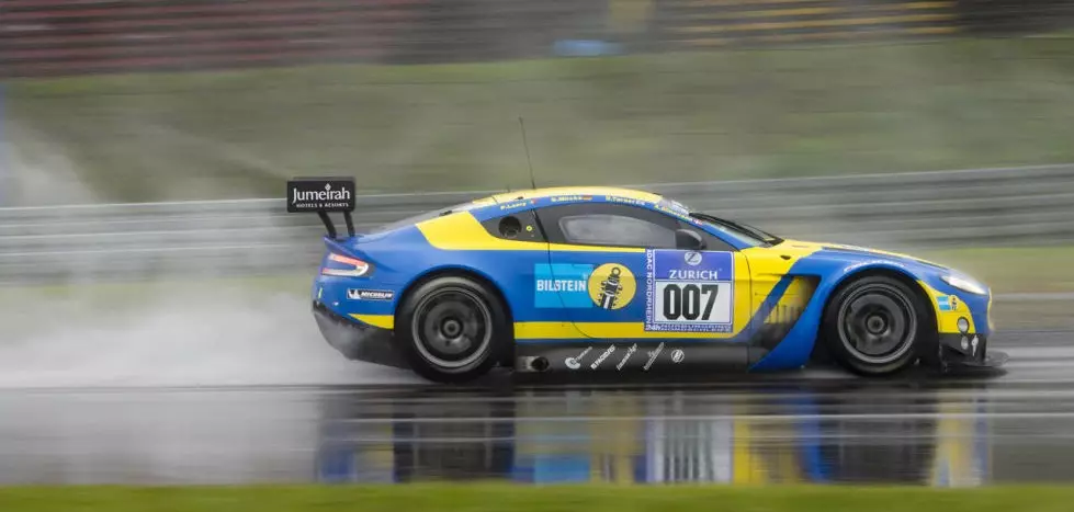 Aston Martin sota la pluja al Nurburgring