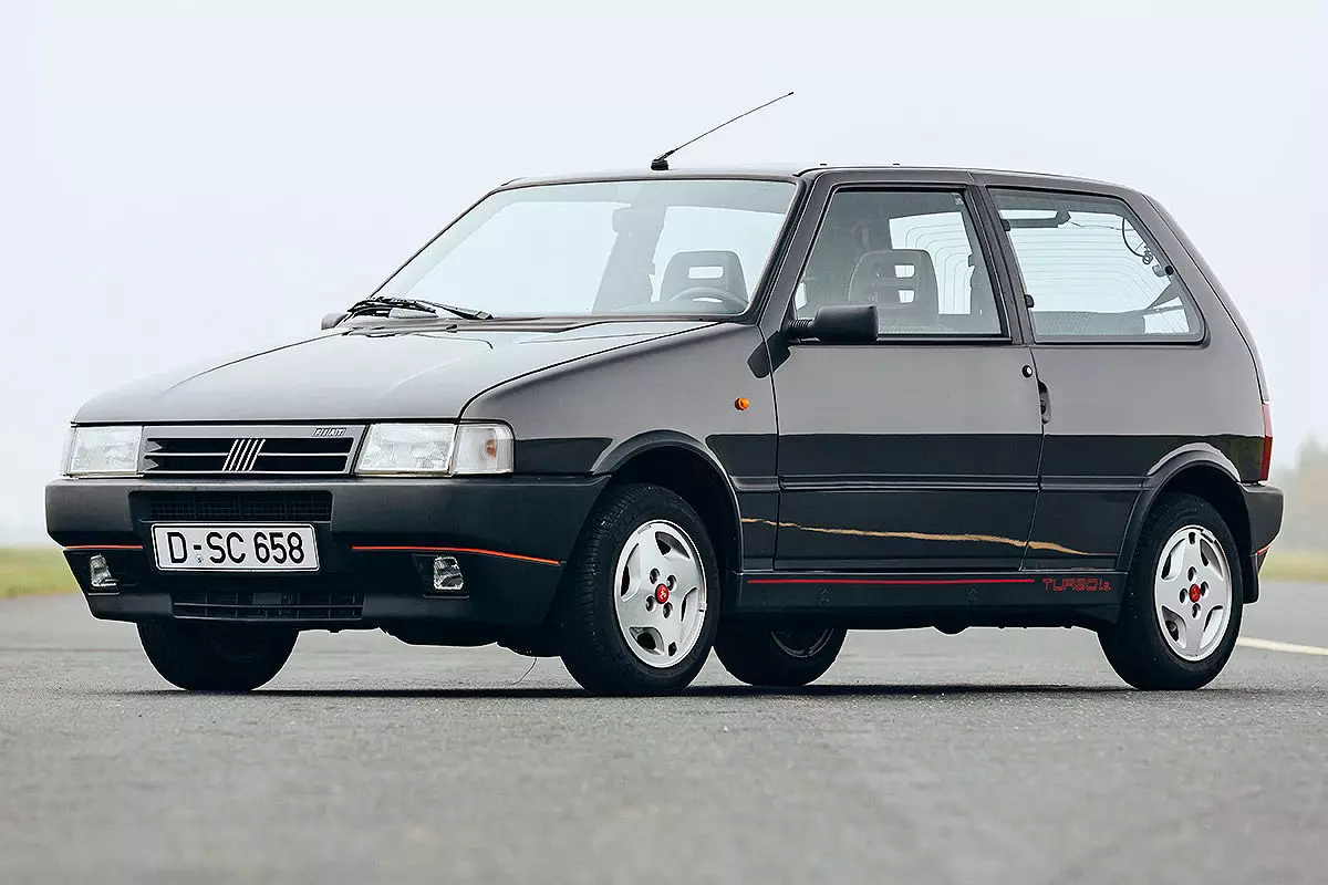 Fiat Uno Turbo yanî.