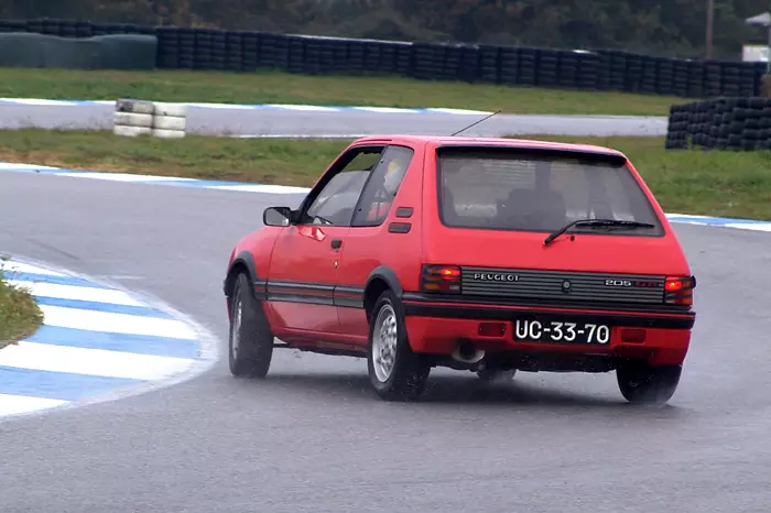 រថយន្ត Peugeot 205 GTI