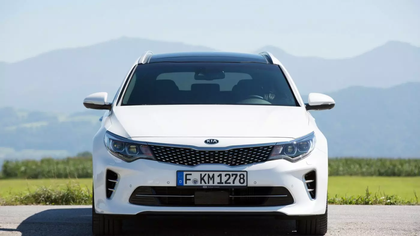 Tá praghsanna don Phortaingéil cheana féin ag Kia Optima Sportswagon 20373_2