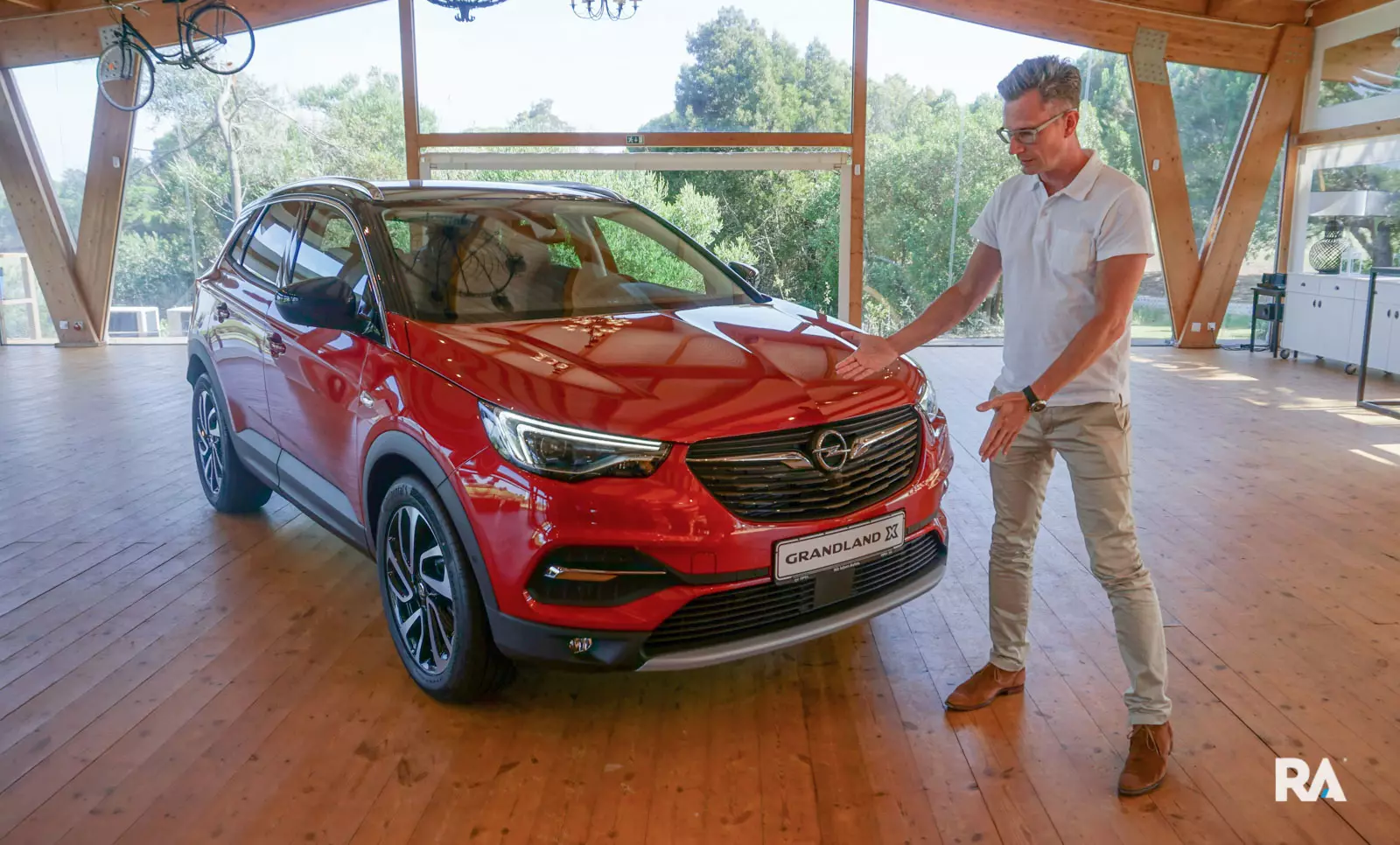 Fredrik Backman và Opel Grandland X