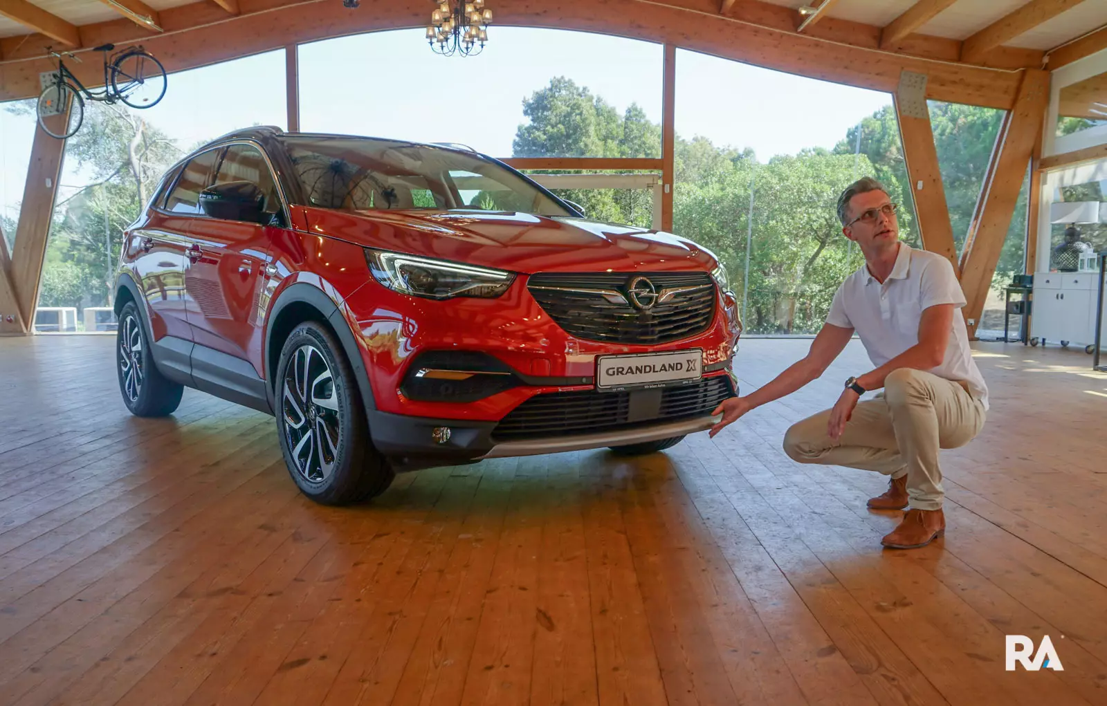 Fredrik Backman descrivint el disseny de l'Opel Grandland X