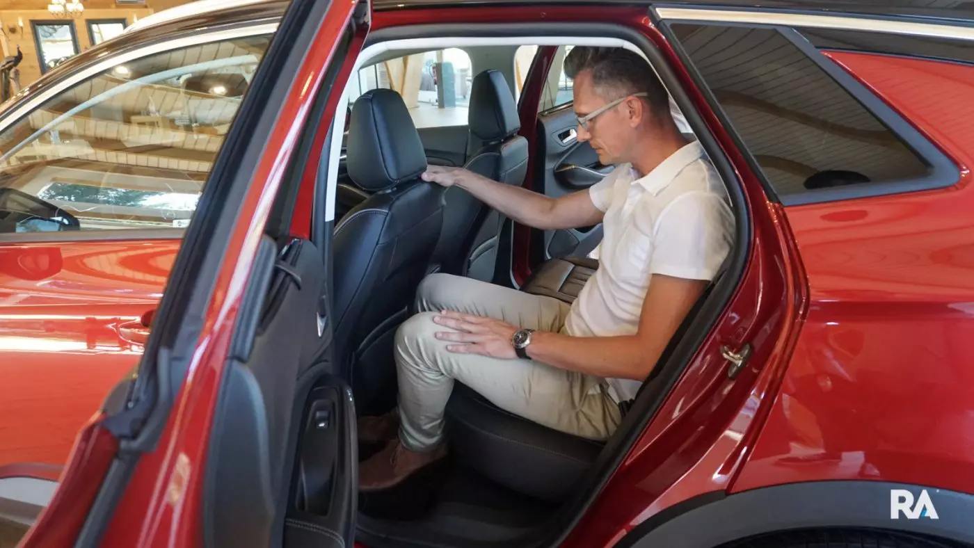 Fredrik Backman yn dangos cyfanrwydd cefn yn Opel Grandland X.