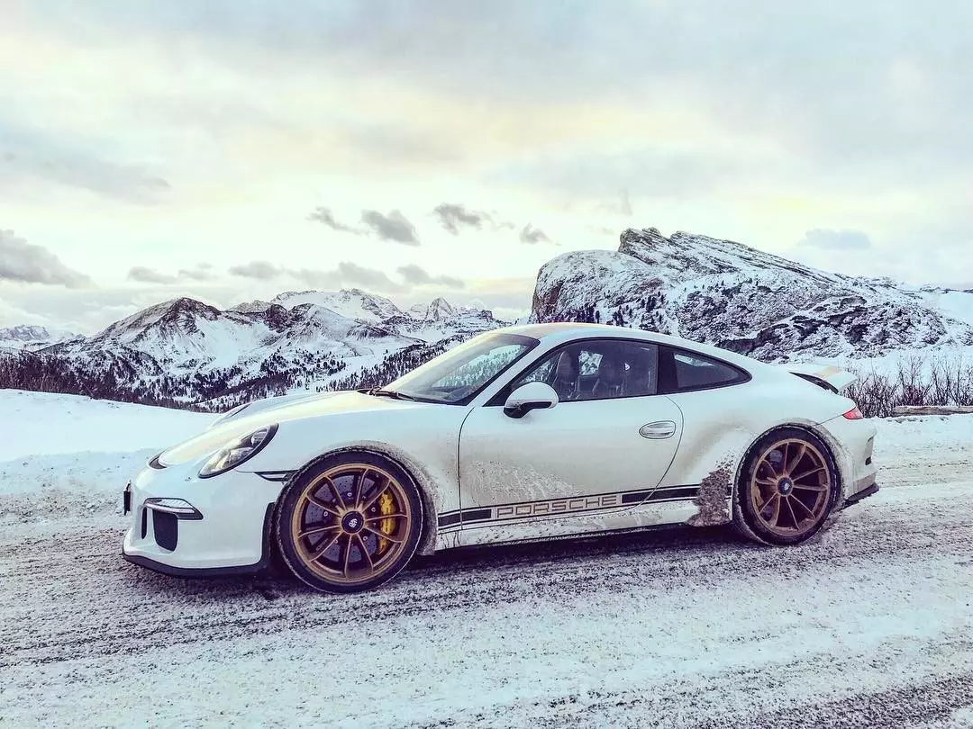 Porsche 911 Winter Snow вертикально