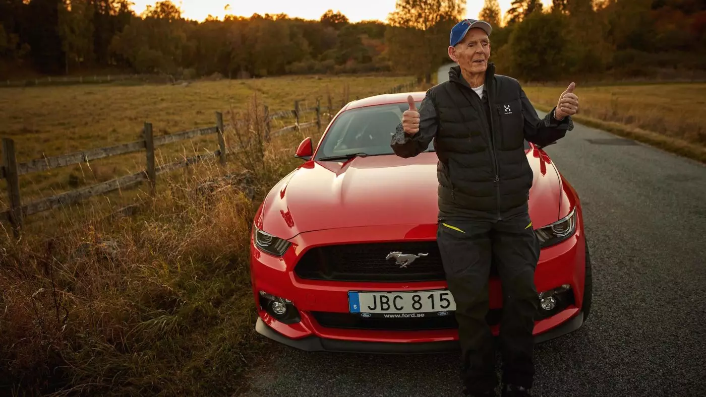 Lennart Ribring no anarako, 97 taona aho ary mitondra Ford Mustang V8. 20505_1