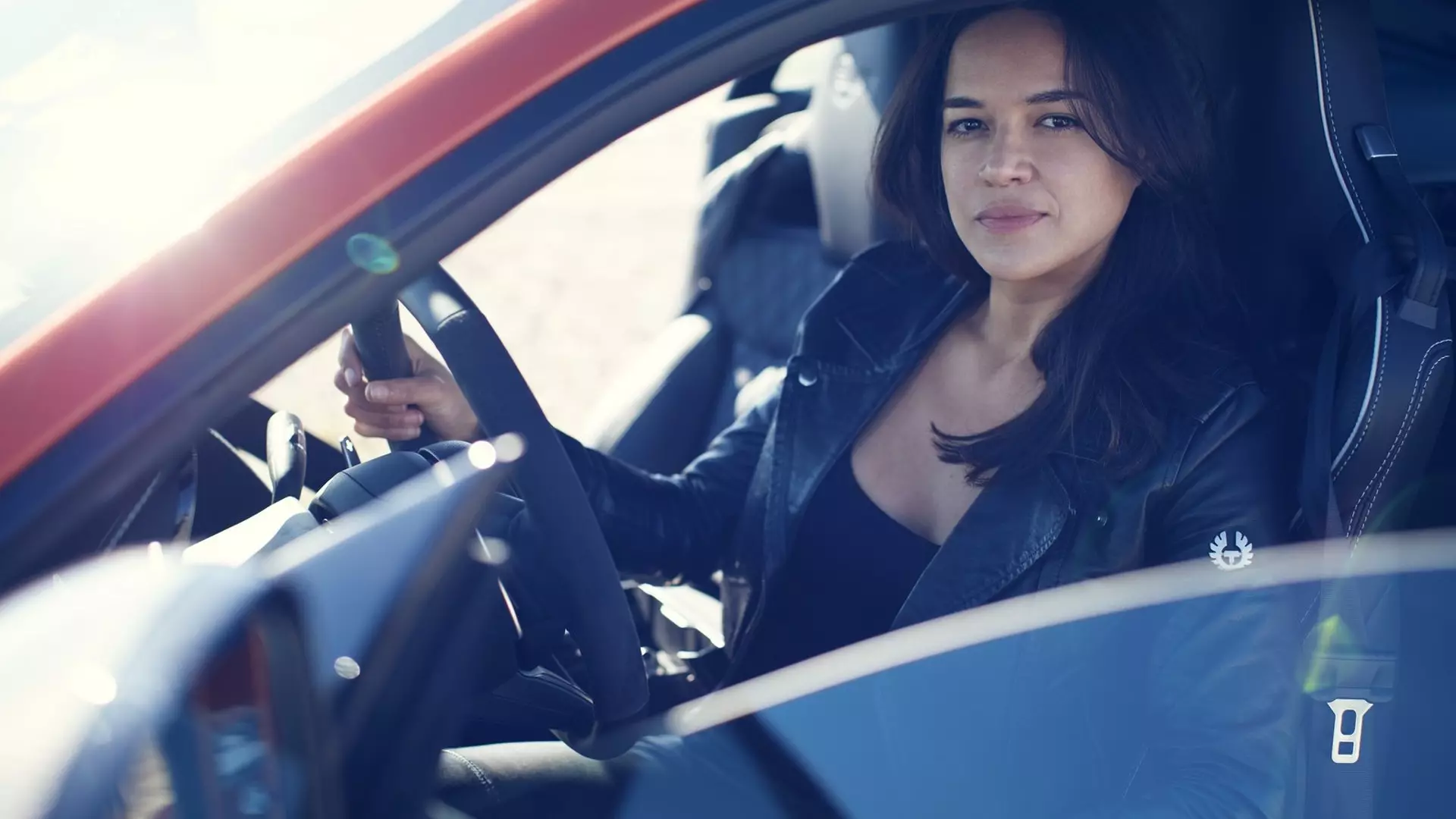 Michelle Rodriguez ที่ 323 กม./ชม. ใน Jaguar F-Type SVR . ใหม่ 20554_1