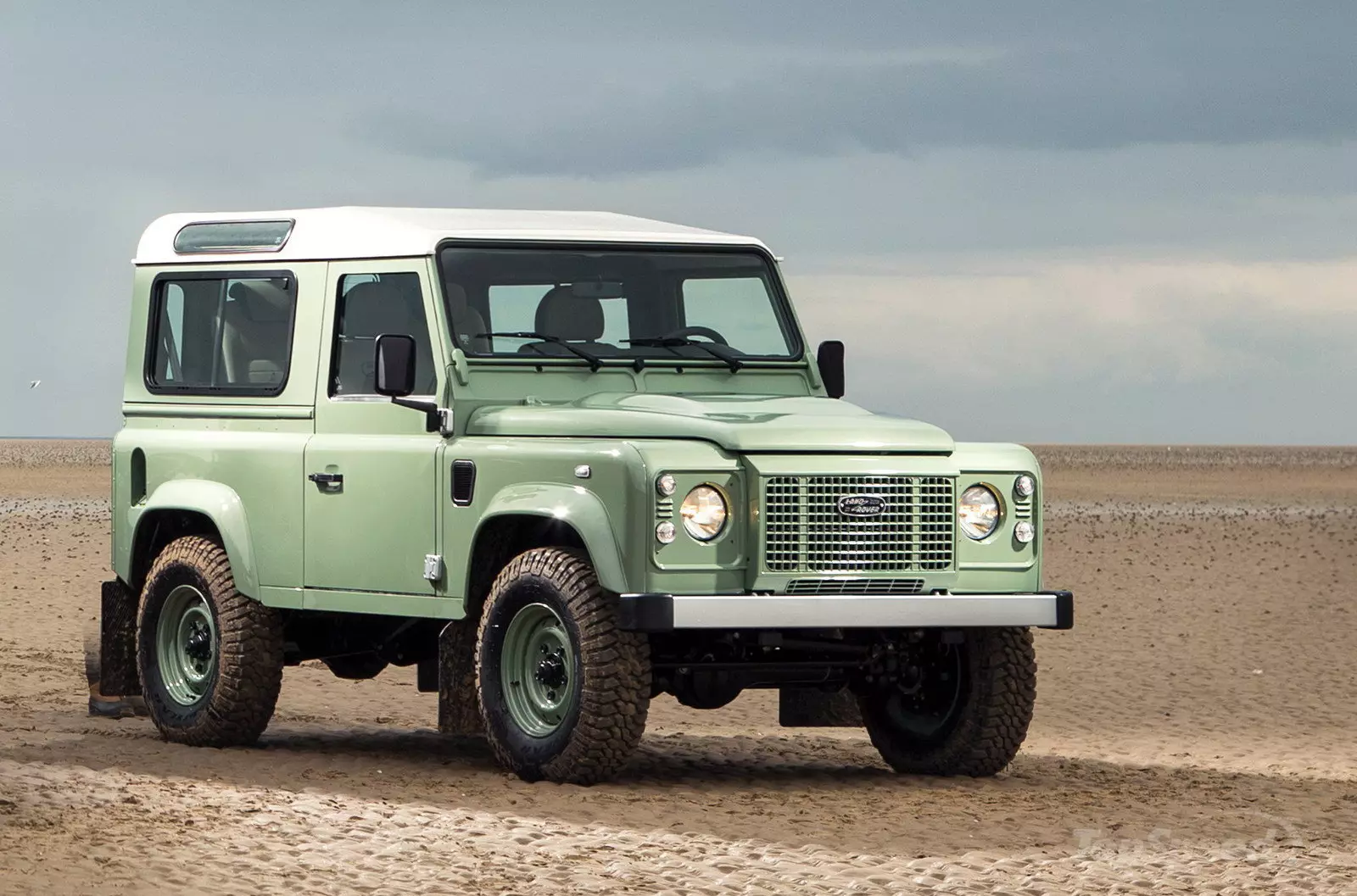 Land Rover Defender cuab yeej cuab tam