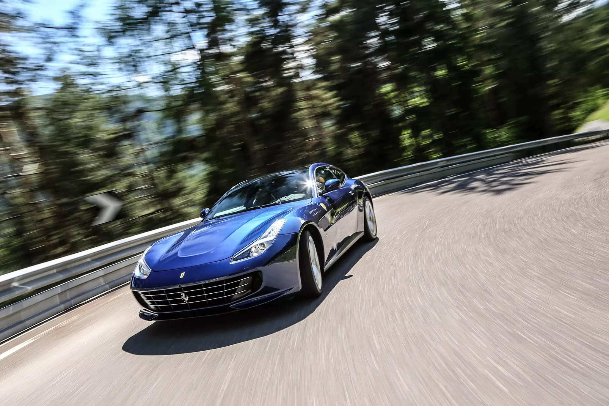 រថយន្ត Ferrari GTC4Lusso