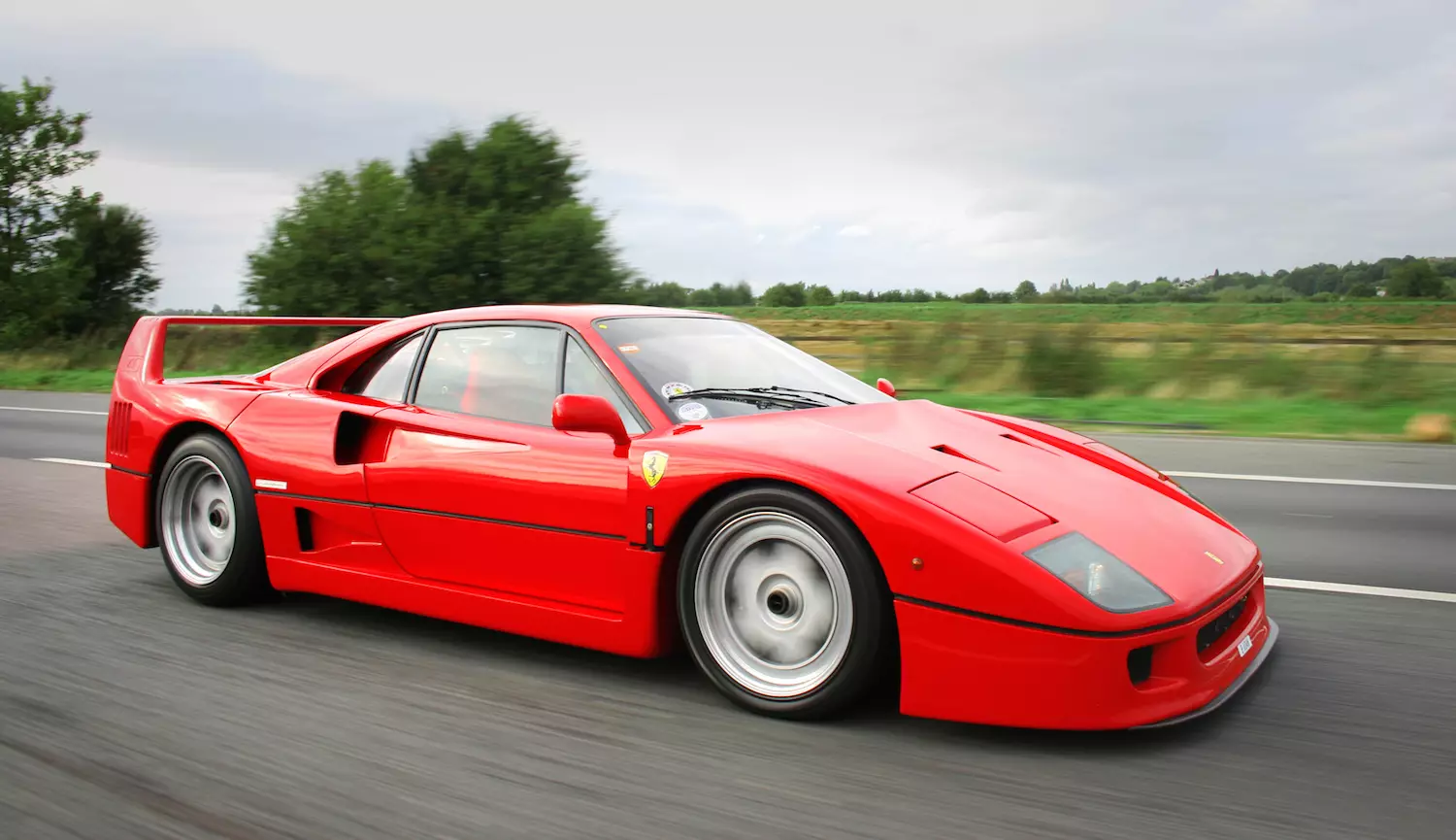 រថយន្ត Ferrari F40-1