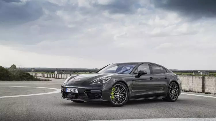 2017 წლის Porsche Panamera Turbo S E-Hybrid - წინა