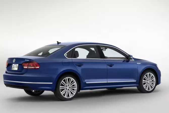 “Volkswagen-Passat-BlueMotion-Concept-23”