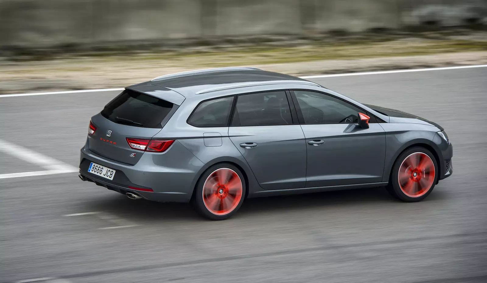 Seat Leon ST Cupra: ģērbies, lai atstātu iespaidu 21004_1