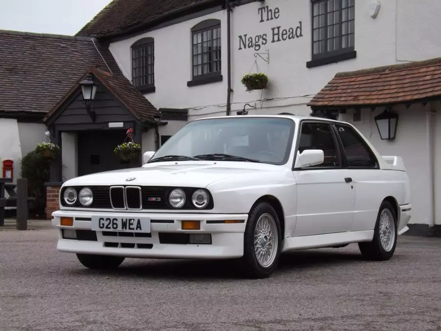 سيارة BMW M3 E30