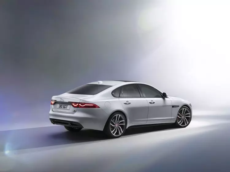 Jaguar XF 2016 (4)