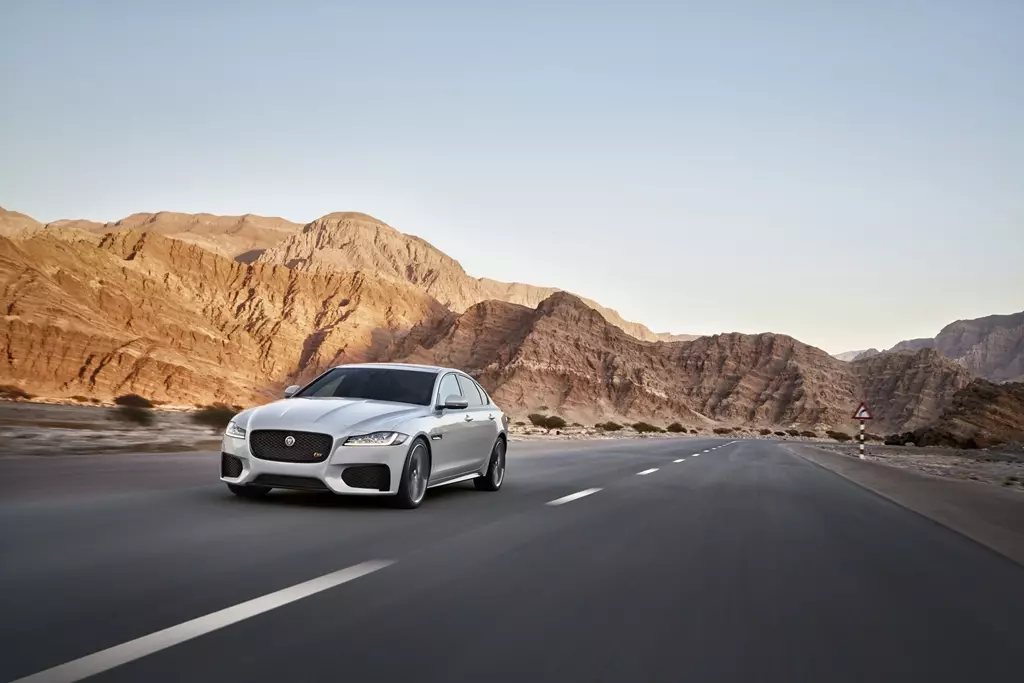 New Jaguar XF: nkag mus rau Bond 21458_3