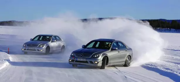 Ịgba egwu na snow: Mercedes chọrọ ịkụziri gị ka ịkwọ ụgbọala dị ka BOSS! [Ihe onyonyo] 21726_1