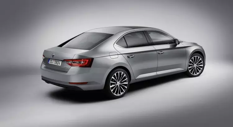 නව Skoda Superb: සෑම ආකාරයකින්ම පරිණාමය 22235_1