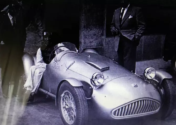 Tazio Nuvolari аңыз өзінің 1950 жылғы Cisitalia Abarth 204A Spyder Sport ойынындағы.