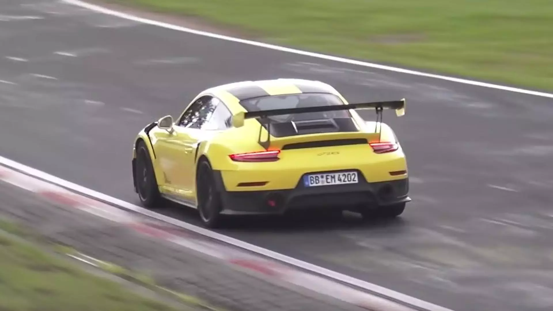 Nürburgring. An bhfuil an Porsche 911 GT2 RS nua níos gasta ná an 918 Spyder? 22584_1