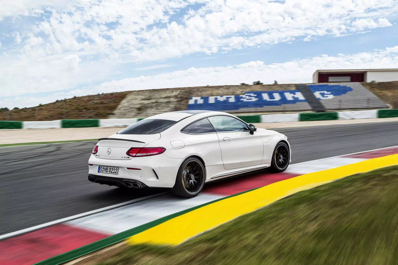 يېڭى مېرسىدىس- AMG C63 Coupé تونۇشتۇرۇلدى: بىخەتەرلىك تاسمىسىنى چىڭىتىڭ ... 22708_2