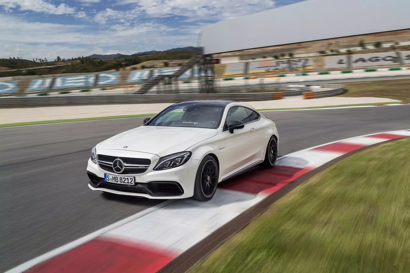 Prezentēta jaunā Mercedes-AMG C63 Coupé: piesprādzējiet drošības jostas... 22708_3