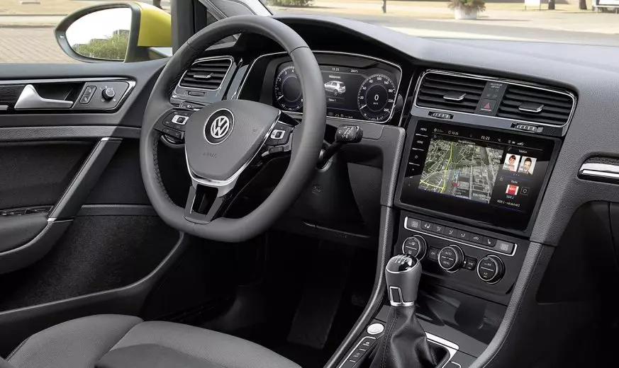 Daļēji autonoma braukšanas sistēma jaunajam Volkswagen Golf. Kā tas strādā? 22827_1