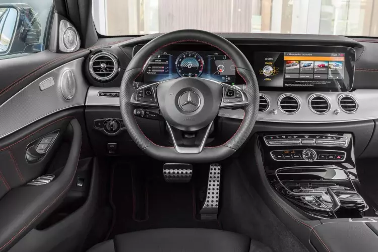 Mercedes-AMG E 43 4MATIC; Exterieur: obsidianschwarz; Interiör: Leder Schwarz; Kraftstoffverbrauch kombiniert (l/100 km): 8,3; Kombinerade CO2-utsläpp (g/km): 189