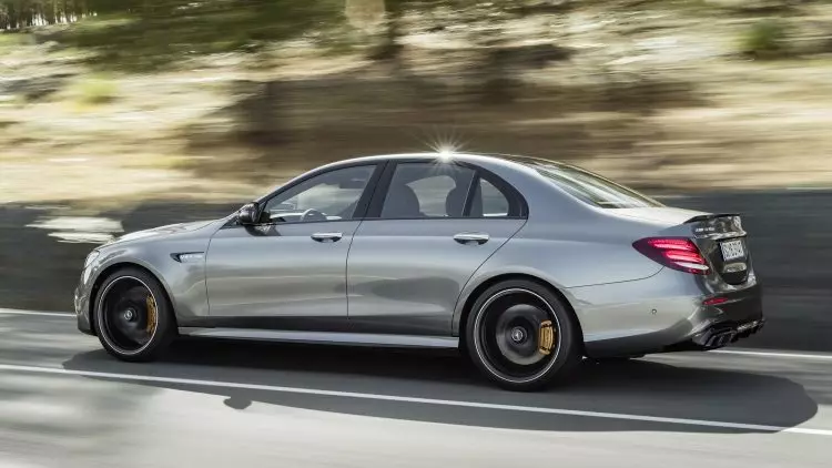 Mercedes-AMG E63 גילוי: 612 הפּ און «דריפט מאָדע» 23155_2