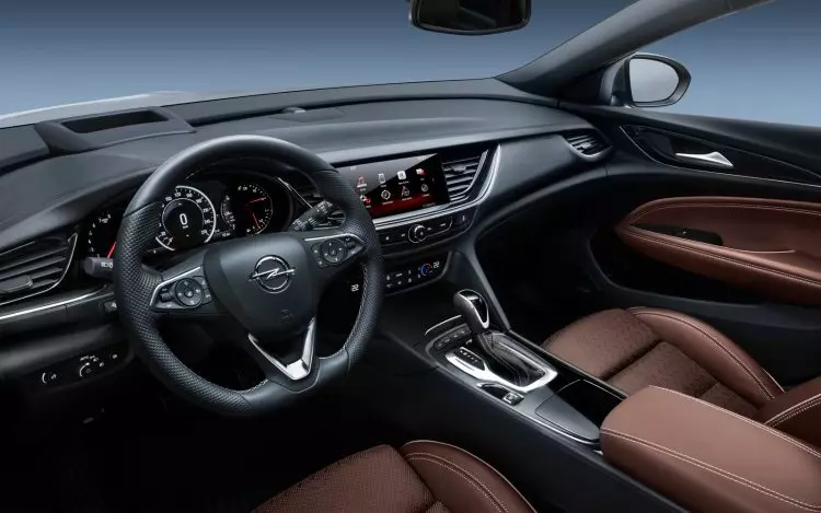 Opel Insignia تەنھەرىكەت ساياھەتچىسى: يېڭى گېرمانىيە ماشىنىسىنىڭ بارلىق تالاش-تارتىشلىرىنى بىلىڭ 23203_4