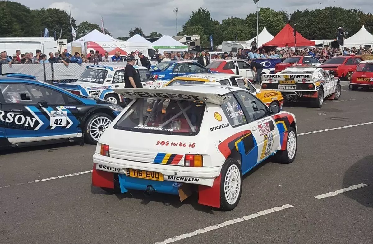 Dizze Peugeot 205 T16 wie eartiids in Mitsubishi Evo VI en is no te keap 23494_1