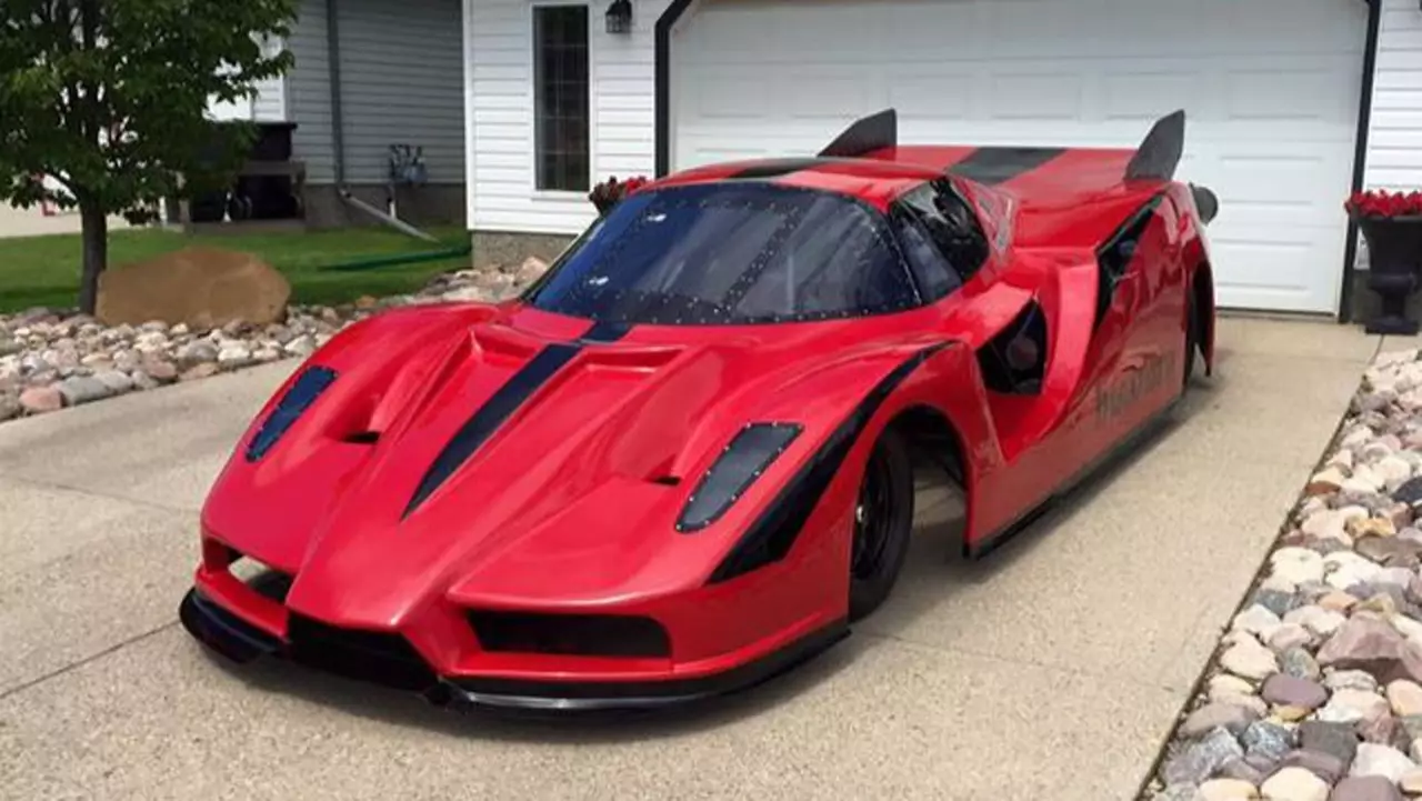 Eräänlainen Ferrari Enzo kahdella suihkumoottorilla 23529_1