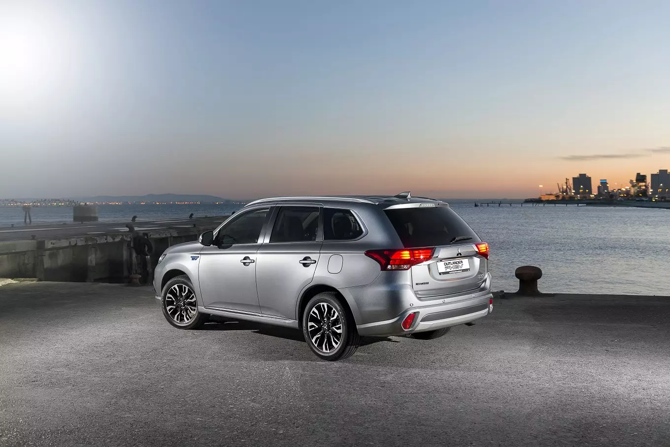 Mitsubishi iOutlander PHEV 2015