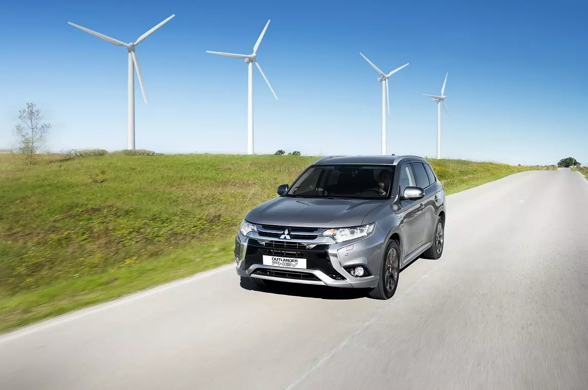 Mitsubishi Outlander PHEV 2016 жаңартылған дәлелдермен 23539_3