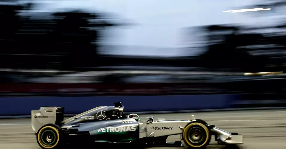 Singapore GP: Hamilton o etella pele mohope oa lefatše