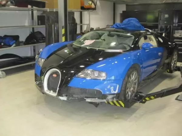 Bugatti Veyron делумно „уништен“ продаден на аукција за 210.000 евра 23996_1
