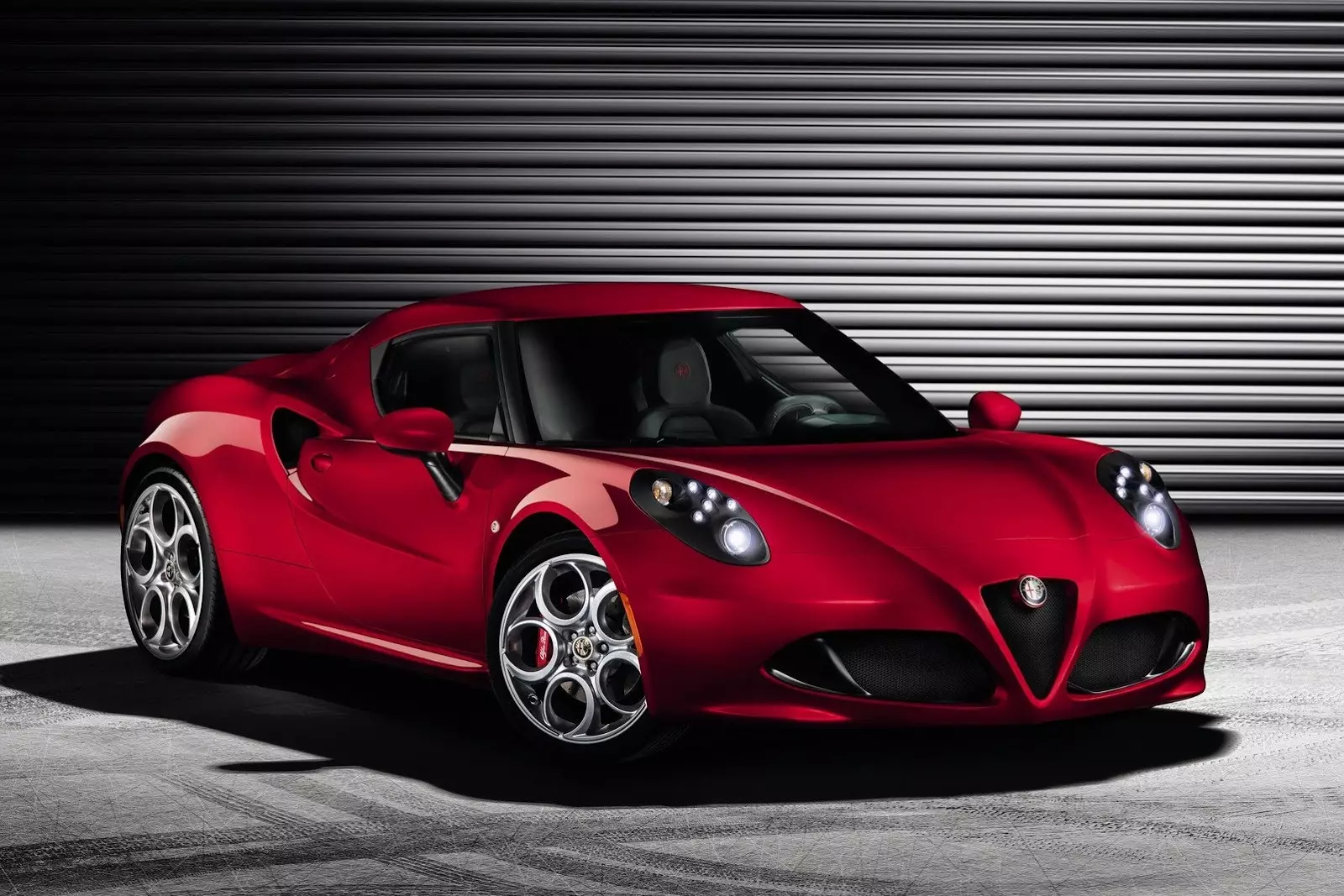 Alfa Romeo 4C will have 240 hp - [First image of the interior revealed] 24113_3