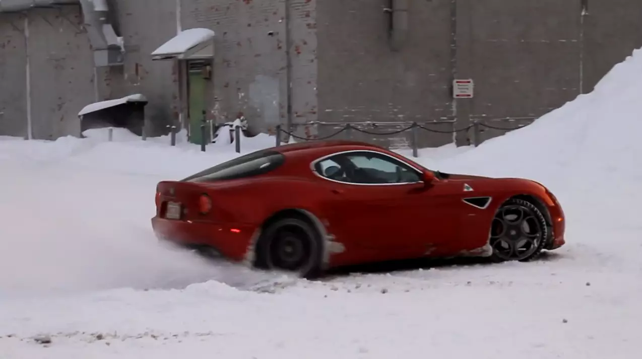 Bawić się na śniegu? Alfa Romeo 8C Competizione proszę.