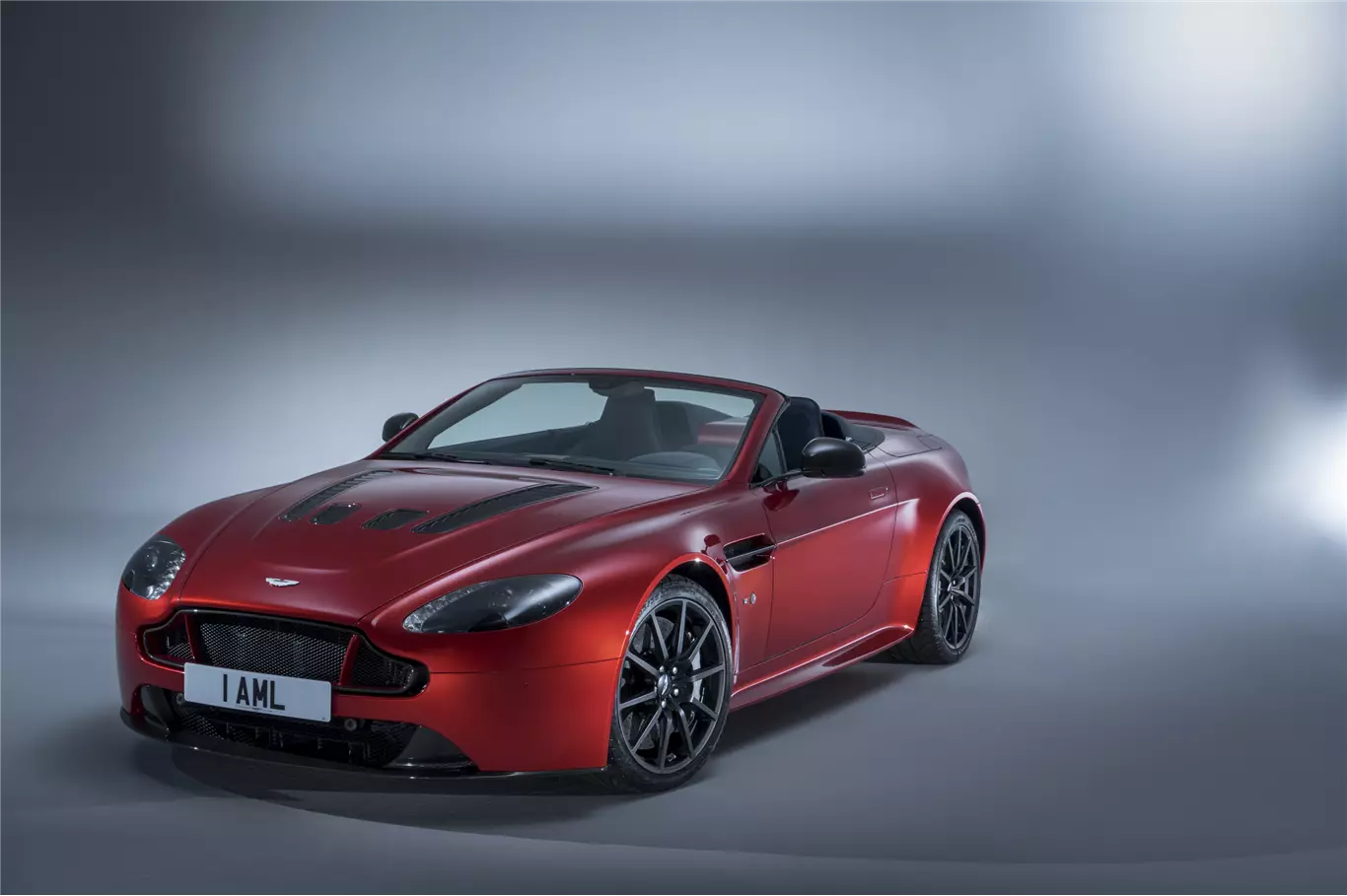 Aston Martin V12 Vantage S Roadster ialah pujian kepada kereta boleh tukar 24138_3