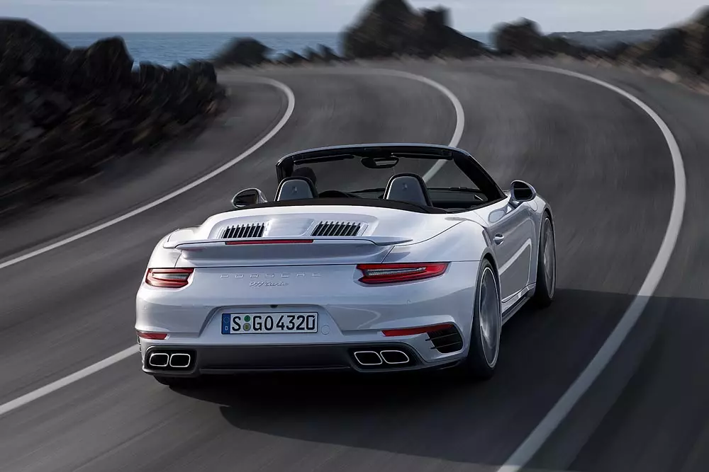 IPorsche 911 Turbo kunye ne-911 Turbo S zityhilwe ngokusesikweni 24340_3