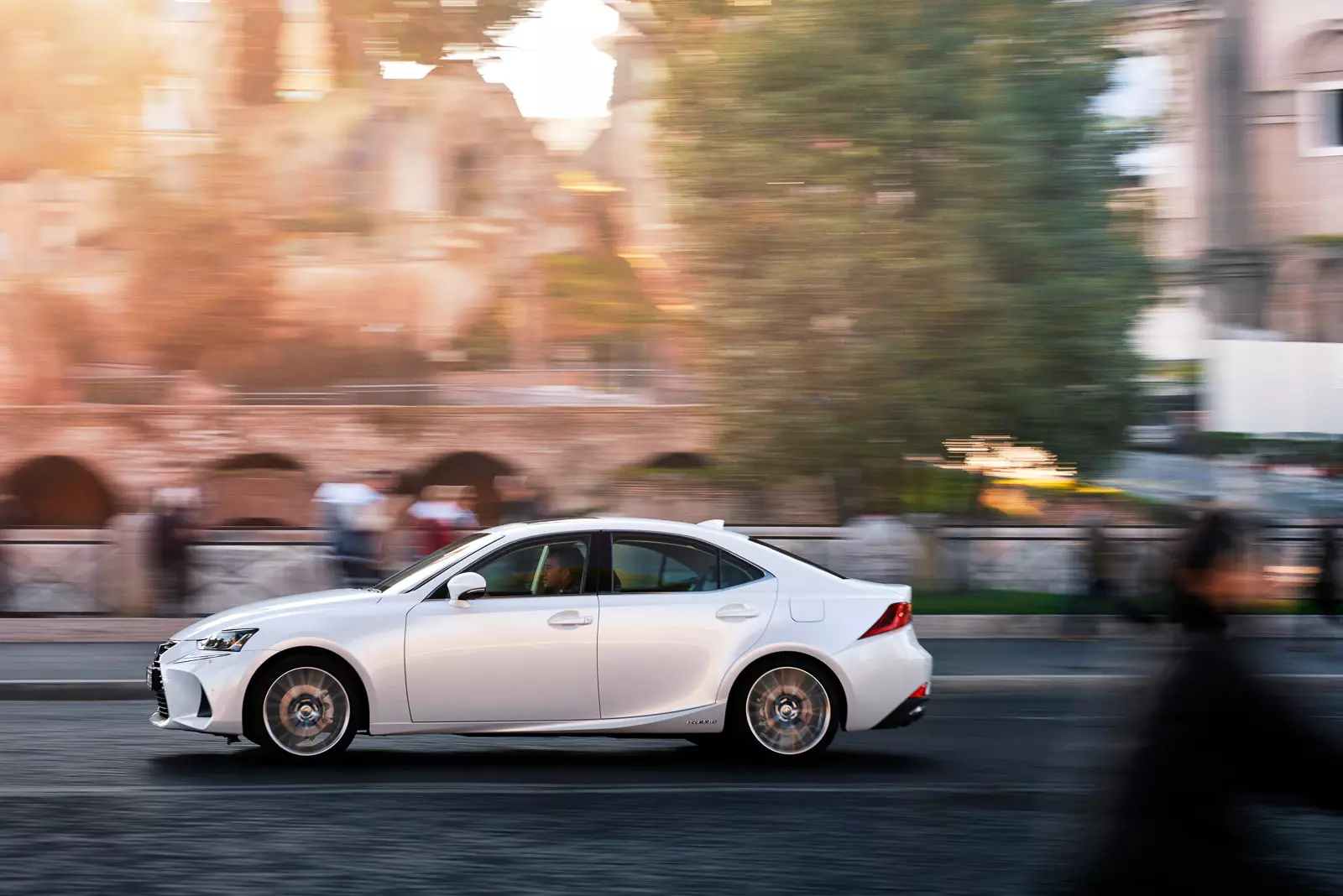 Lexus IS 300h. Takumi، جاپاني ماسٽر ڪاريگرن پاران ٺهيل. 24566_1