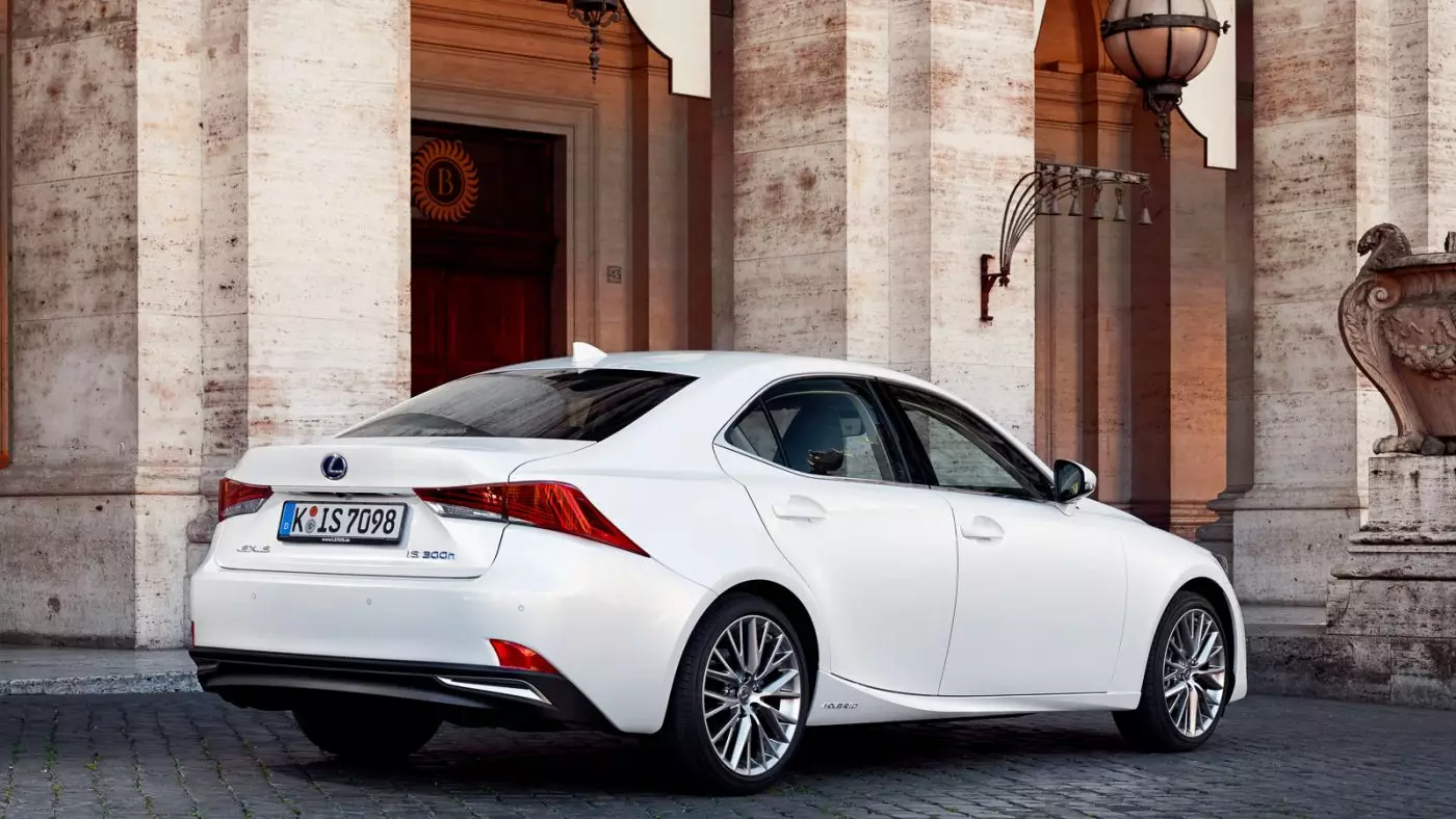 Lexus IS 300h. Būvējuši Takumi, japāņu meistari. 24566_7