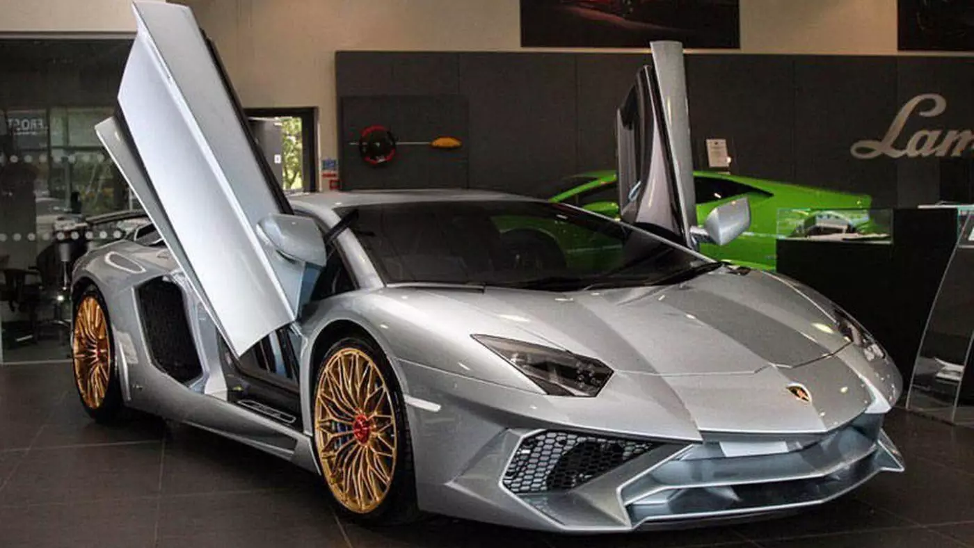 Je, ni toleo jipya zaidi la Lamborghini Aventador SV? Kwa hivyo nataka rangi ya Porsche sff ... 24708_2