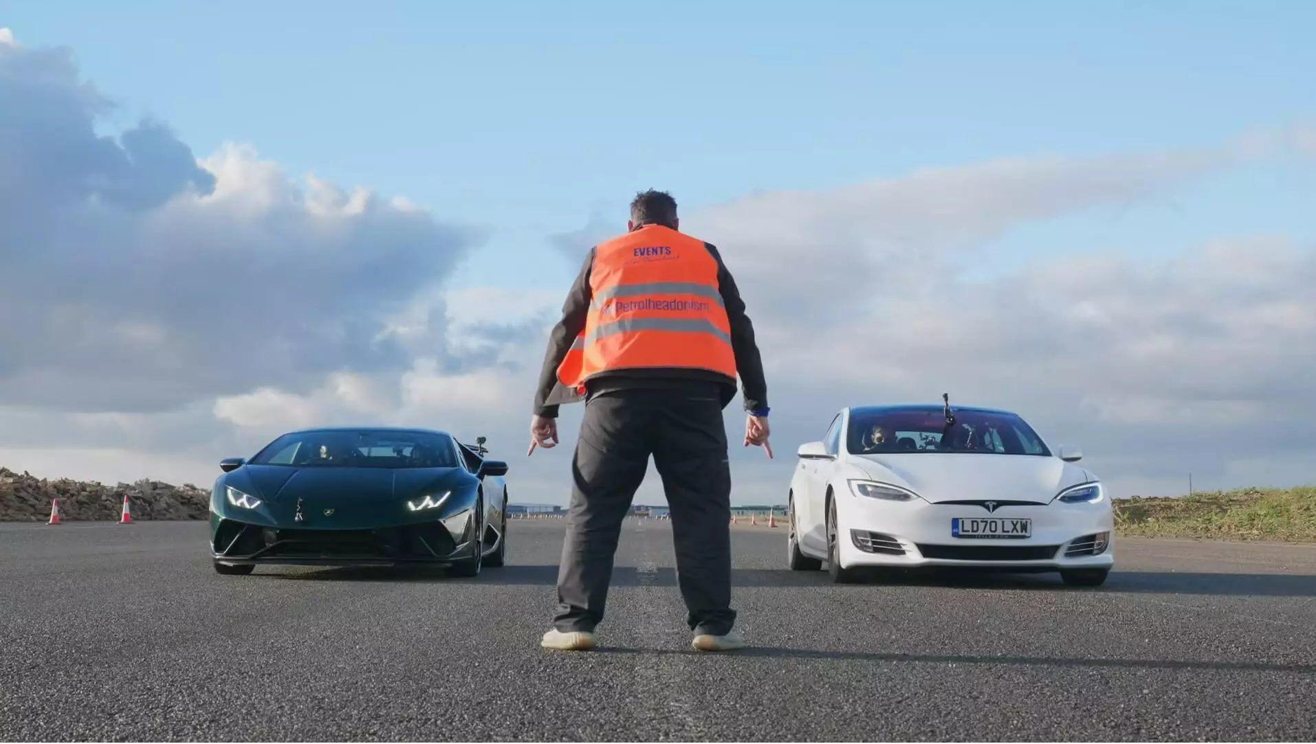 Tesla Model S dragrace Lamborghini Huracan Performante