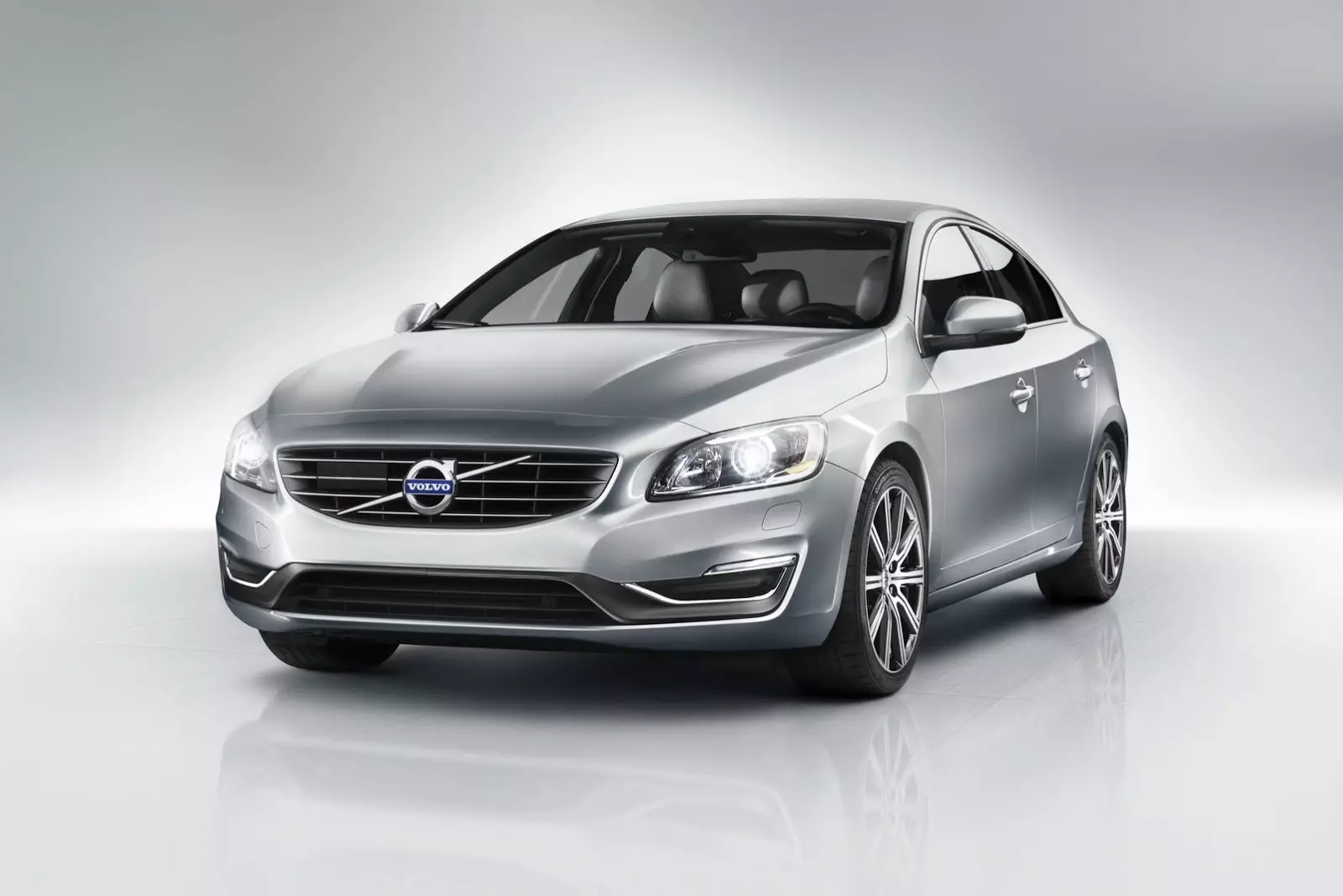 Volvo imatsitsimula chithunzi chamitundu yake ya S60, V60 ndi XC60 24920_5