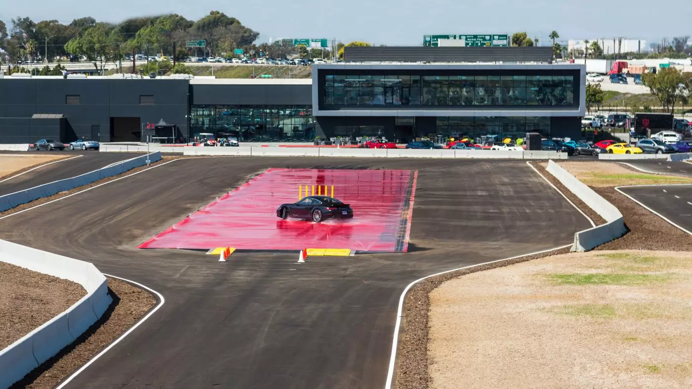 Oplev den nye Porsche «forlystelsespark» 25474_1