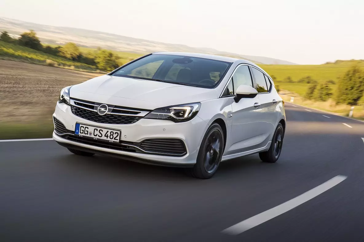 Opel Astra esitleb uut "adaptiivse püsikiiruse hoidja" süsteemi