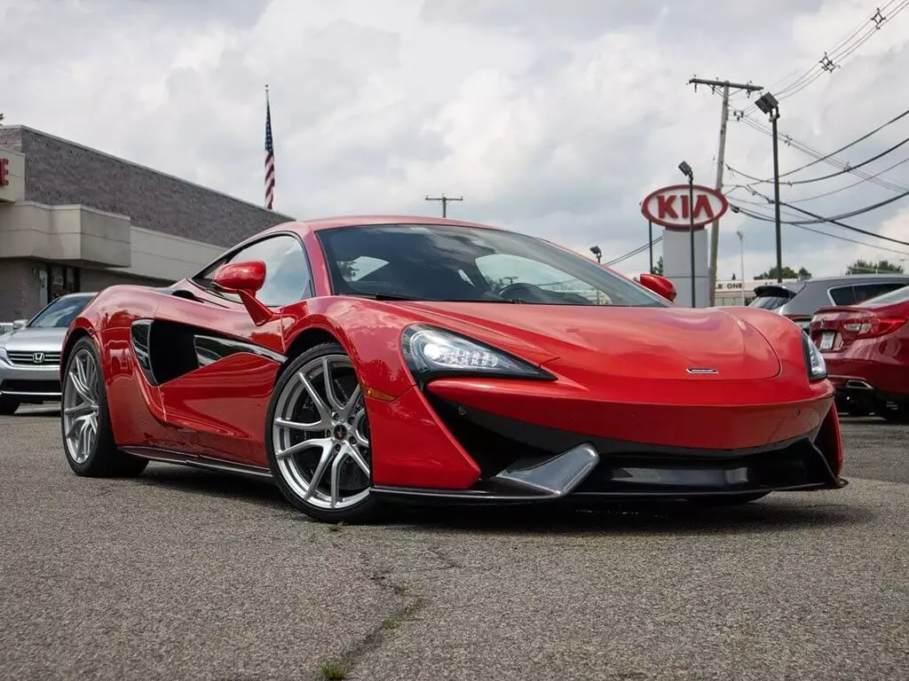 McLaren Kia đứng